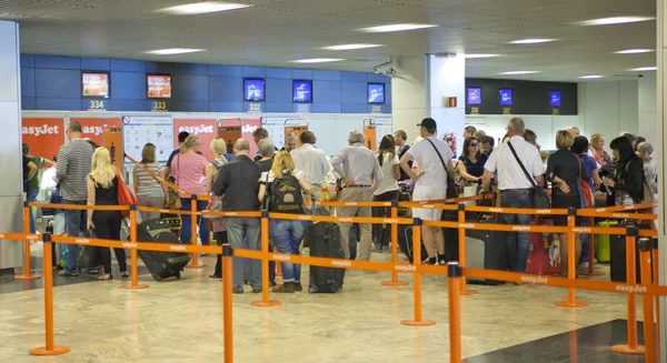 MADRID, SPAIN - MAY 28, 2014: Interior of Madrid airport, queue in departure waiting aria — Stock Photo, Image