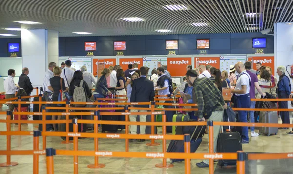 MADRID, SPAIN - MAY 28, 2014: Interior of Madrid airport, queue in departure waiting aria — Stock Photo, Image