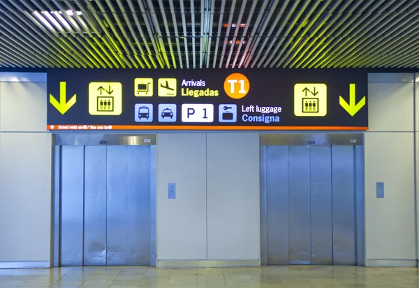 MADRID, SPAIN - MAY 28, 2014: Interior of Madrid airport, departure waiting aria — Stock Photo, Image