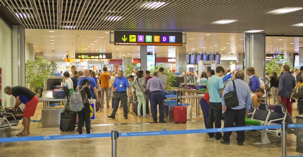 MADRID, ESPAÑA - 28 DE MAYO DE 2014: Interior del aeropuerto de Madrid, cola en salida esperando aria — Foto de Stock