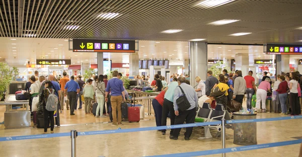 MADRID, SPAIN - MAY 28, 2014: Interior of Madrid airport, queue in departure waiting aria — Stock Photo, Image