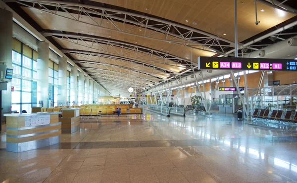 MADRID, ESPAÑA - 28 DE MAYO DE 2014: Interior del aeropuerto de Madrid, salida esperando aria — Foto de Stock