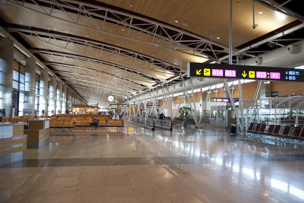 MADRID, ESPAÑA - 28 DE MAYO DE 2014: Interior del aeropuerto de Madrid, salida esperando aria — Foto de Stock