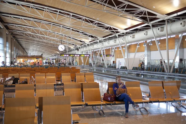 MADRID, ESPAÑA - 28 DE MAYO DE 2014: Interior del aeropuerto de Madrid, salida esperando aria —  Fotos de Stock