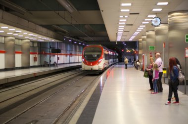 Madrid, İspanya - 28 Nisan 2014: madrid Metro İstasyonu'na, bir platform üzerinde gelen tren