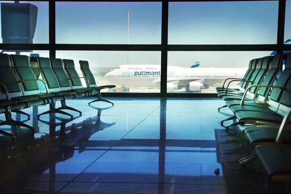 MADRID, ESPAÑA - 28 DE MAYO DE 2014: Interior del aeropuerto de Madrid, salida esperando aria — Foto de Stock