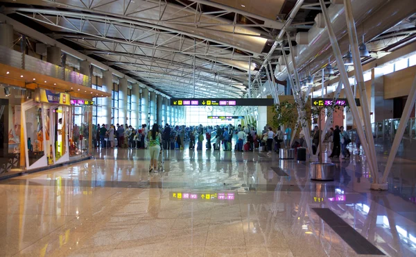 MADRID, ESPAÑA - 28 DE MAYO DE 2014: Interior del aeropuerto de Madrid, salida esperando aria —  Fotos de Stock