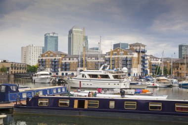London, İngiltere - 3 Haziran 2014: limehouse basin merkezi Londra, tekneler ve yatlar ve canary wharf Manzaralı Daire için özel koyu