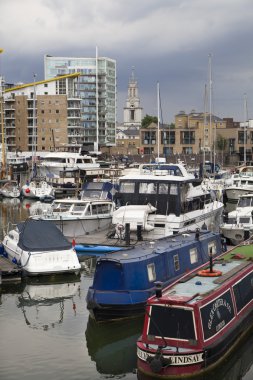 London, İngiltere - 3 Haziran 2014: limehouse basin merkezi Londra, tekneler ve yatlar ve canary wharf Manzaralı Daire için özel koyu