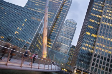 London, İngiltere - 14 Temmuz 2014: canary wharf, Londra'nın finans bölgesine twilight, alacakaranlık, ünlü gökdelenler.