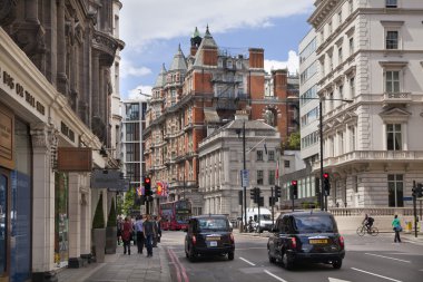 London, İngiltere - ö. 3 Haziran 2014: harrods mağazası, alışveriş ve Restoran turist noktası. Harrods 1849 açıldı ve şimdi Londra'nın en ünlü lüks mağaza biridir.