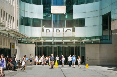 London, İngiltere - ö. 3 Haziran 2014: bbc merkez ofisi ve ana giriş yaprak meydanda