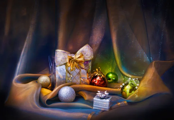 Christmas background with silver balls and present — Stock Photo, Image