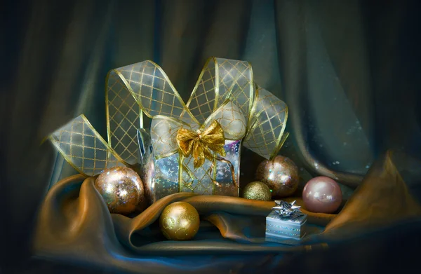 Fond de Noël avec boules d'argent et cadeau — Photo
