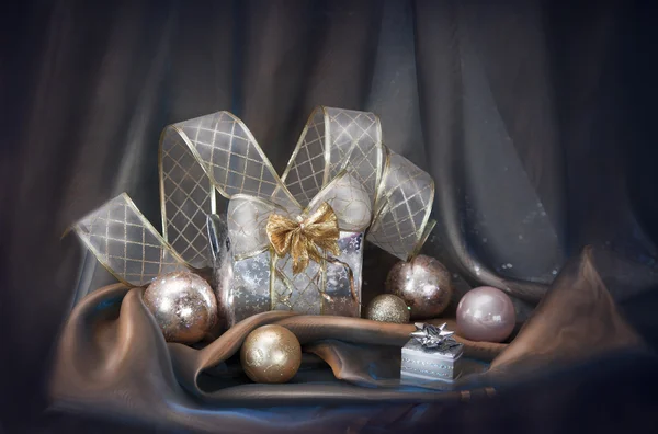 Sfondo natalizio con palline d'argento e regalo — Foto Stock