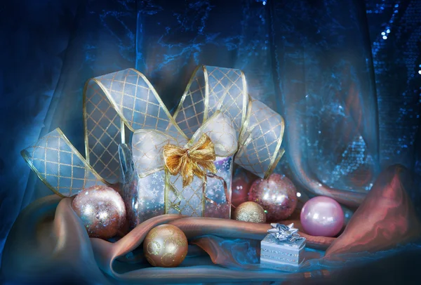 Christmas background with silver balls and present — Stock Photo, Image