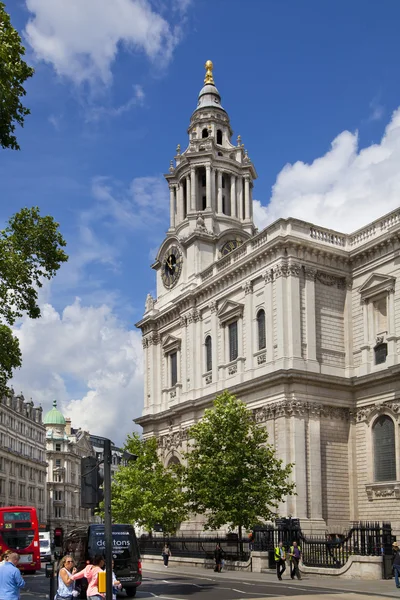 LONDON, UK - JUNE 3, 2014: St Paul cathedral and square in front — Stock Photo, Image