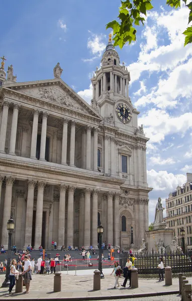 LONDRES, Reino Unido - 3 de junio de 2014: Catedral y plaza de San Pablo en frente —  Fotos de Stock