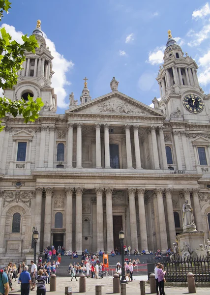 London, Storbritannien - 3 juni, 2014: st paul-katedralen och torget framför — Stockfoto