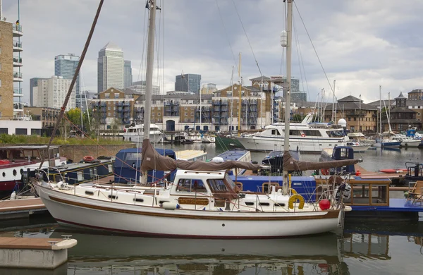 LONDON, UK - 3 JUNE 2014: Limehouse basin in the centre of London, private bay for boats and yatches and flats with Canary Wharf view — Stock Photo, Image