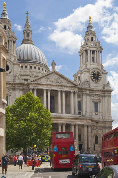 LONDON, UK - JUNE 3, 2014: St Paul cathedral and square in front — Stock Photo, Image