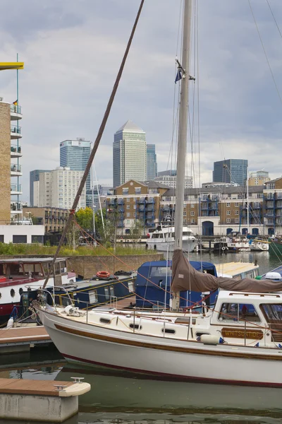 伦敦，英国-2014 年 6 月 3 日： 莱姆豪斯盆地在伦敦，私人海湾船和 yatches 和单位与金丝雀码头视图的中心 — 图库照片