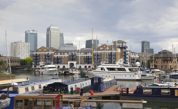 LONDON, UK - 3 JUNE 2014: Limehouse basin in the centre of London, private bay for boats and yatches and flats with Canary Wharf view — Stock Photo, Image