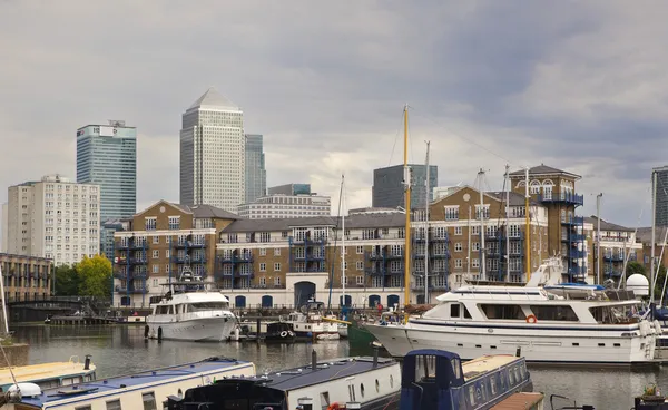 LONDRA, UK - 3 GIUGNO 2014: Bacino di Limehouse nel centro di Londra, baia privata per barche e yacht e appartamenti con vista su Canary Wharf — Foto Stock