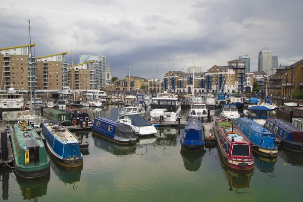 LONDON, UK - 3 JUNE 2014: Limehouse basin in the centre of London, private bay for boats and yatches and flats with Canary Wharf view — Stock Photo, Image