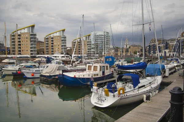 LONDON, UK - 3 JUNE 2014: Limehouse basin in the centre of London, private bay for boats and yatches and flats with Canary Wharf view — Stock Photo, Image