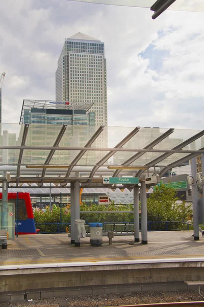 ロンドン、イギリス - 2014 年 6 月 3 日: カナリーワーフ dlr 駅、ビジネスおよび銀行緋弾のアリア — ストック写真