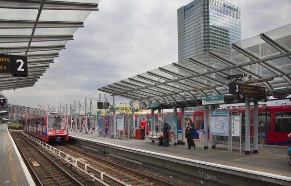 LONDRES, Reino Unido - 3 de junio de 2014: Estación DLR de muelle de Canarias, aria comercial y bancaria — Foto de Stock