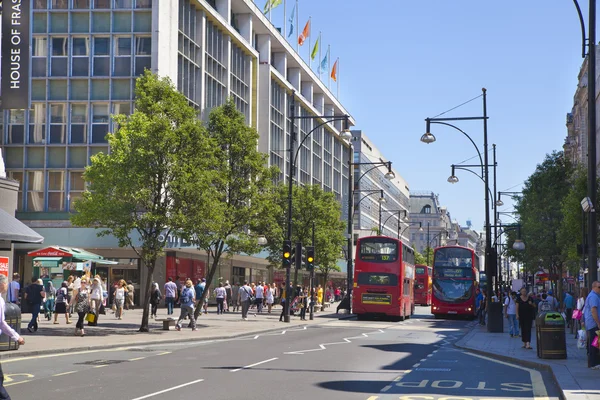 London, Storbritannien - 29 juli 2014: regent street i london, turister och bussar — Stockfoto