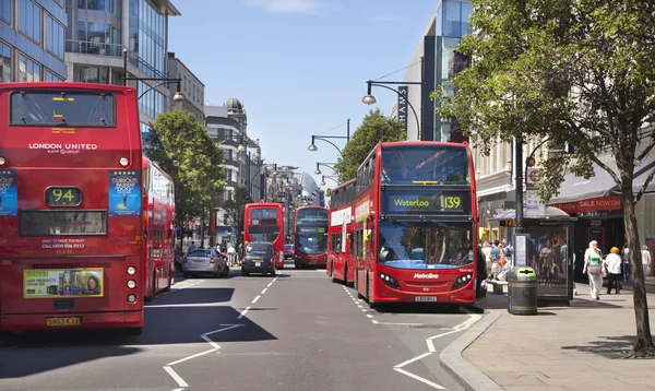 LONDRES, Reino Unido - 29 de julio de 2014: Calle Regent en Londres, turistas y autobuses — Foto de Stock