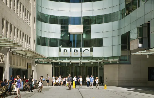 LONDON, UK - JUNE 3, 2014: BBC head office and square in frond of main entrance — Stock Photo, Image