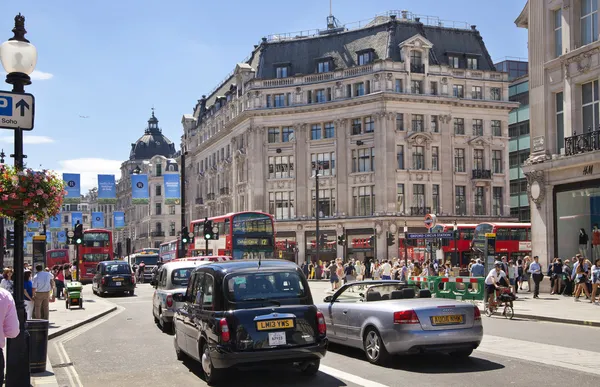 London, Wielka Brytania - 29 lipca 2014: regent street w Londynie, turystów i autobusy — Zdjęcie stockowe