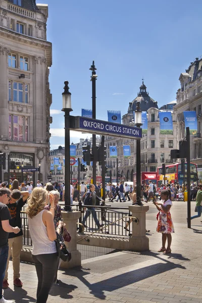 LONDRES, Reino Unido - 29 de julho de 2014: Regent street em Londres, turistas e autocarros — Fotografia de Stock