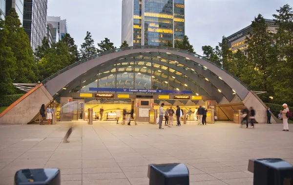 LONDRES, Reino Unido - 3 de junio de 2014: Estación DLR de muelle de Canarias, aria comercial y bancaria —  Fotos de Stock