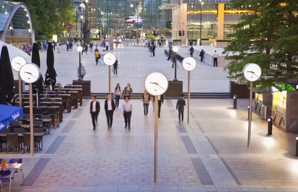 London, Storbritannien - 14 juli 2014: canary wharf vid skymning, berömda skyskrapor i Londons finansdistrikt på twilight. — Stockfoto