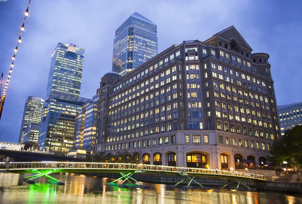 LONDON, UK - JULY 14, 2014: Canary Wharf at dusk, Famous skyscrapers of London's financial district at twilight. — Stock Photo, Image