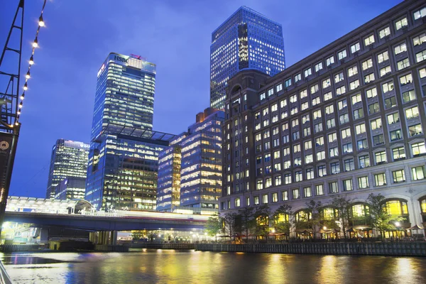 London, Verenigd Koninkrijk - 14 juli 2014: canary wharf op de schemering, beroemde wolkenkrabbers van Londen's financiële wijk bij avondschemering. — Stockfoto