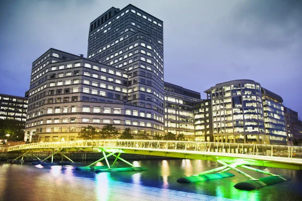 LONDRES, Reino Unido - 14 de julio de 2014: Canary Wharf al atardecer, famosos rascacielos del distrito financiero de Londres al atardecer . — Foto de Stock