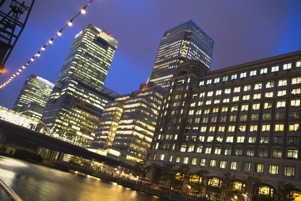 London, Großbritannien - 14. Juli 2014: Kanarienvogelsteg in der Abenddämmerung, berühmte Wolkenkratzer des Londoner Finanzviertels in der Dämmerung. — Stockfoto