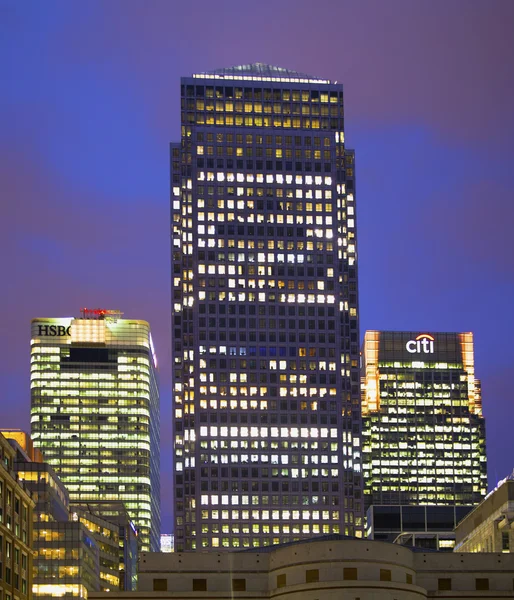 London, Großbritannien - 14. Juli 2014: Kanarienvogelsteg in der Abenddämmerung, berühmte Wolkenkratzer des Londoner Finanzviertels in der Dämmerung. — Stockfoto