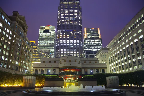 London, Großbritannien - 14. Juli 2014: Kanarienvogelsteg in der Abenddämmerung, berühmte Wolkenkratzer des Londoner Finanzviertels in der Dämmerung. — Stockfoto