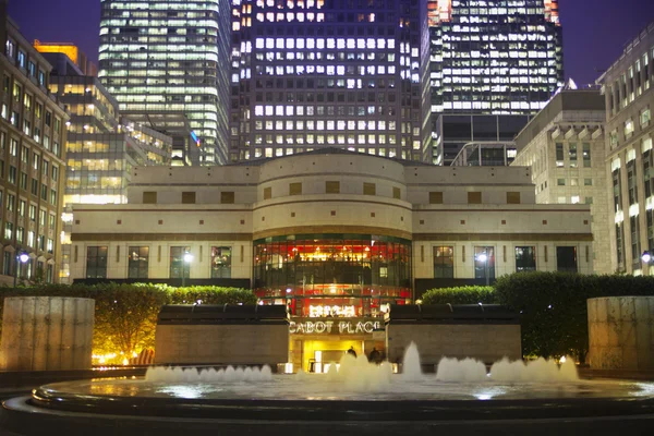 LONDON, UK - JULY 14, 2014: Canary Wharf at dusk, Famous skyscrapers of London's financial district at twilight. — Stock Photo, Image