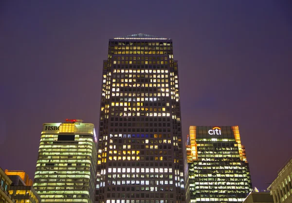 London, Großbritannien - 14. Juli 2014: Kanarienvogelsteg in der Abenddämmerung, berühmte Wolkenkratzer des Londoner Finanzviertels in der Dämmerung. — Stockfoto