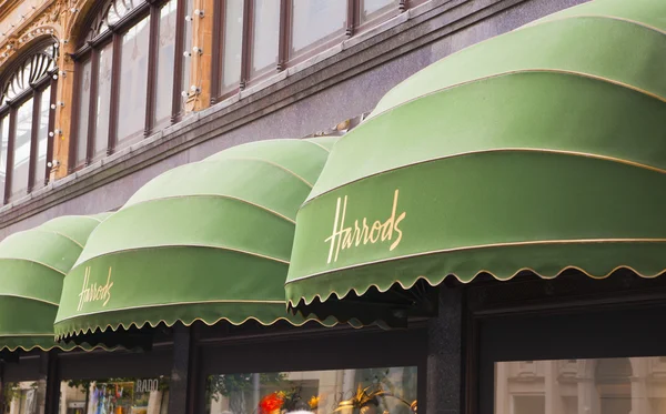 LONDRES, Royaume-Uni - 3 JUIN 2014 : Harrods grand magasin, boutiques et restaurants touristes pointent. Harrods a été ouvert à 1849 et maintenant c'est l'un des magasins de luxe les plus célèbres de Londres . — Photo