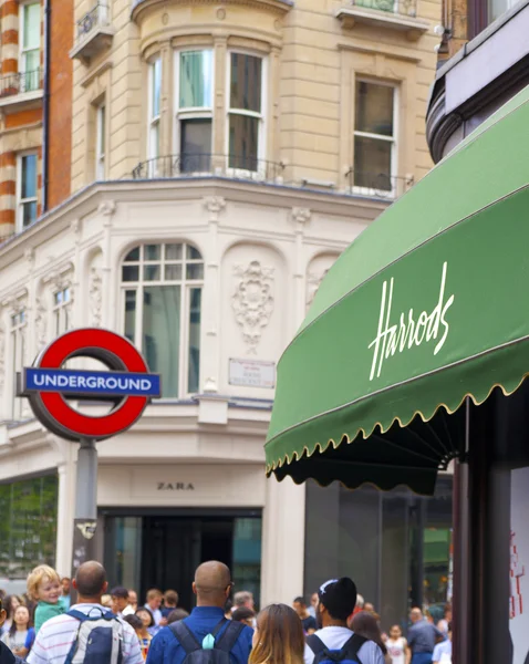 ЛОНДОН, Великобритания - 3 июня 2014 года: универмаг Harrods, магазины и рестораны туристические точки. Harrods был открыт в 1849 году и сейчас является одним из самых известных магазинов класса люкс в Лондоне . — стоковое фото