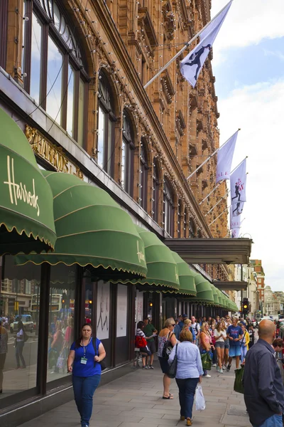 伦敦，英国-2014 年 6 月 3 日： 哈罗德百货商场、 购物和餐饮旅游点。哈罗德开幕典礼在 1849年和现在它是伦敦最著名的豪华商店之一. — 图库照片